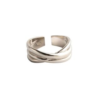 Beautifully interlocking 3 bands to create a sophisticated and timeless Ring